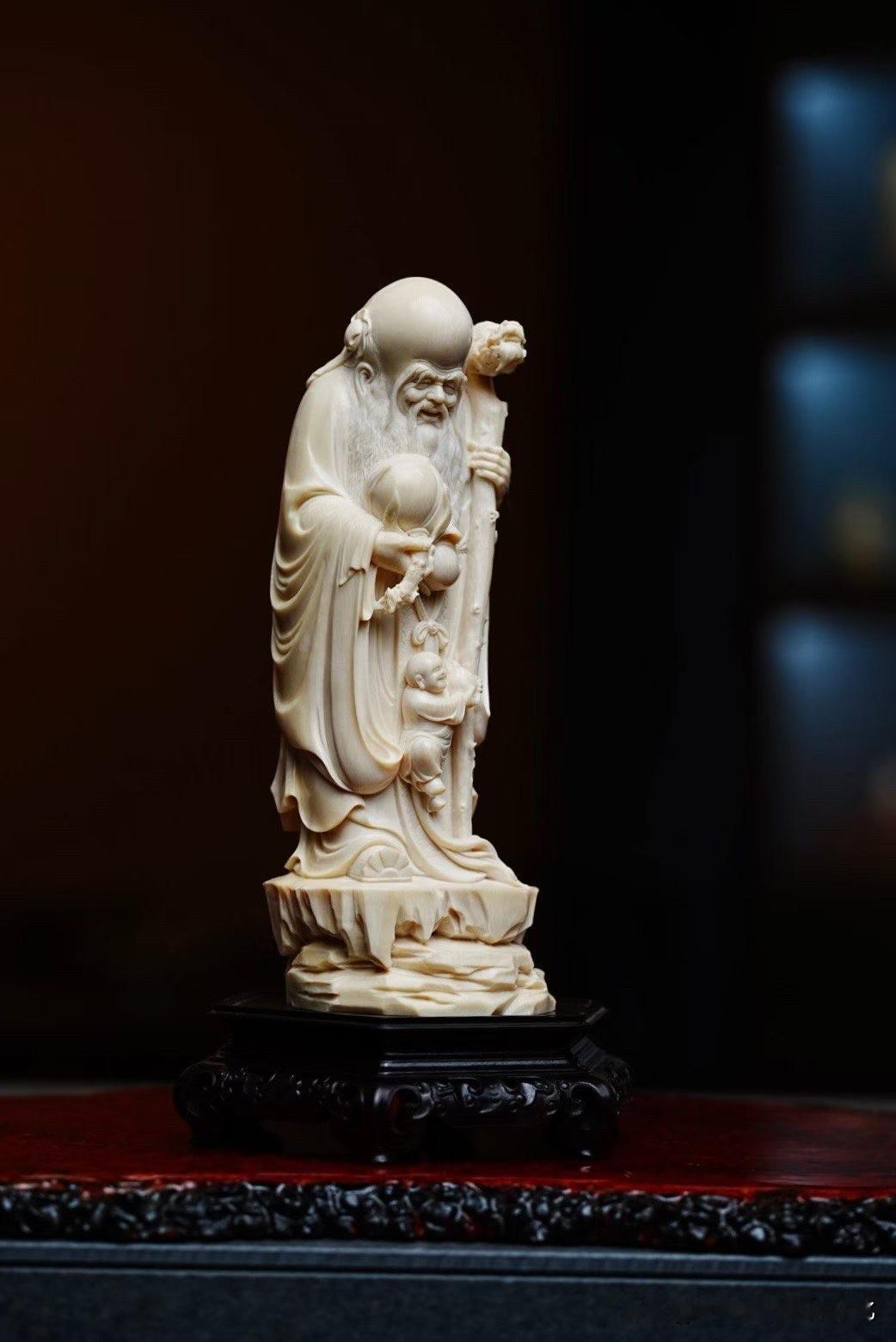 一桃一鹤，古意自成。

猛犸寿星，面容圆润慈和，隆额长须，眉目舒展，神态从容。衣