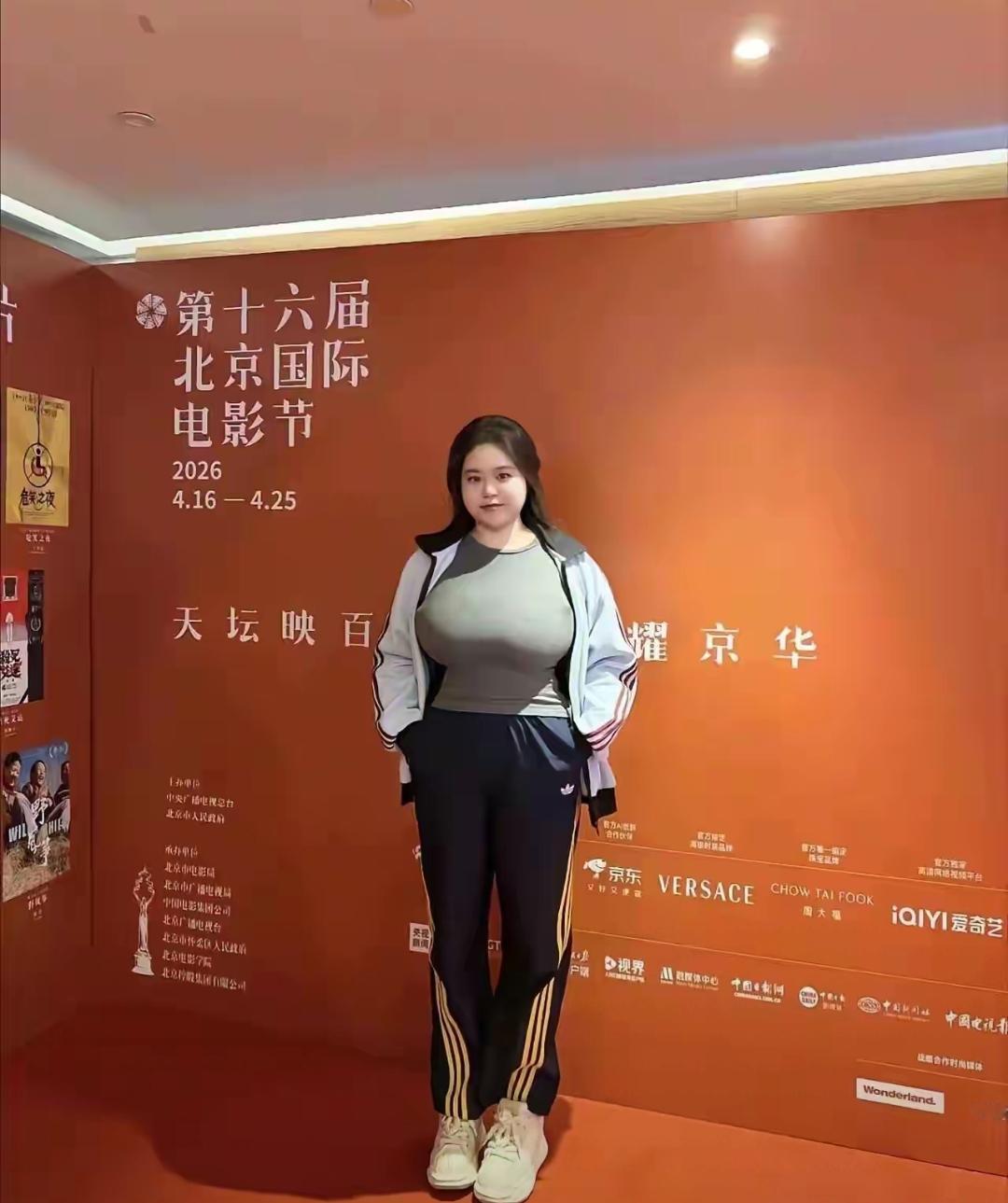 如此臃肿肥胖的身材，没有绝佳的气质和高颜值，但并没有自卑，也没有消沉，却敢在北京