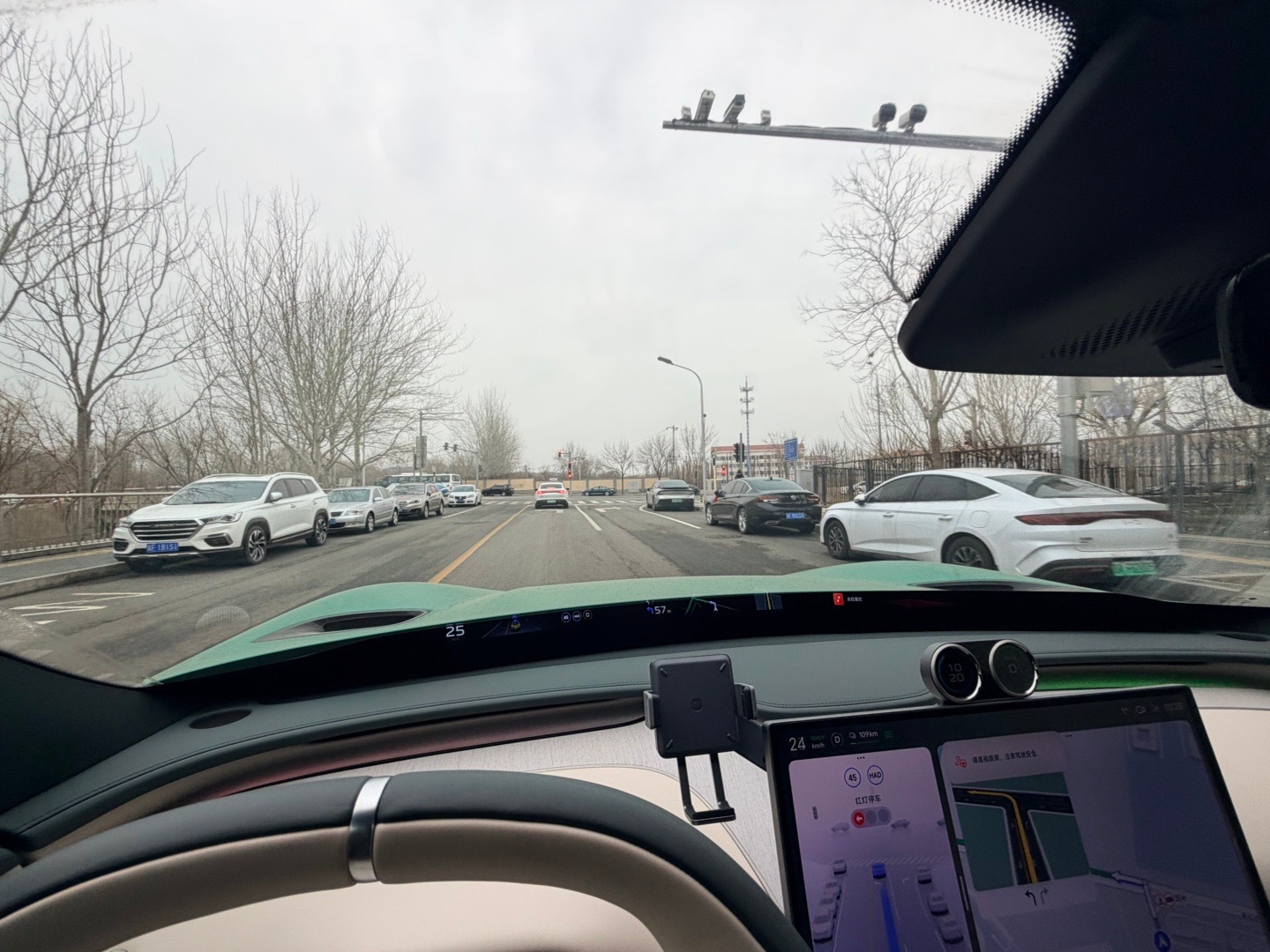 每次开 yu7 总感觉前面左右两侧隆起有点意思波涛汹涌的感觉 