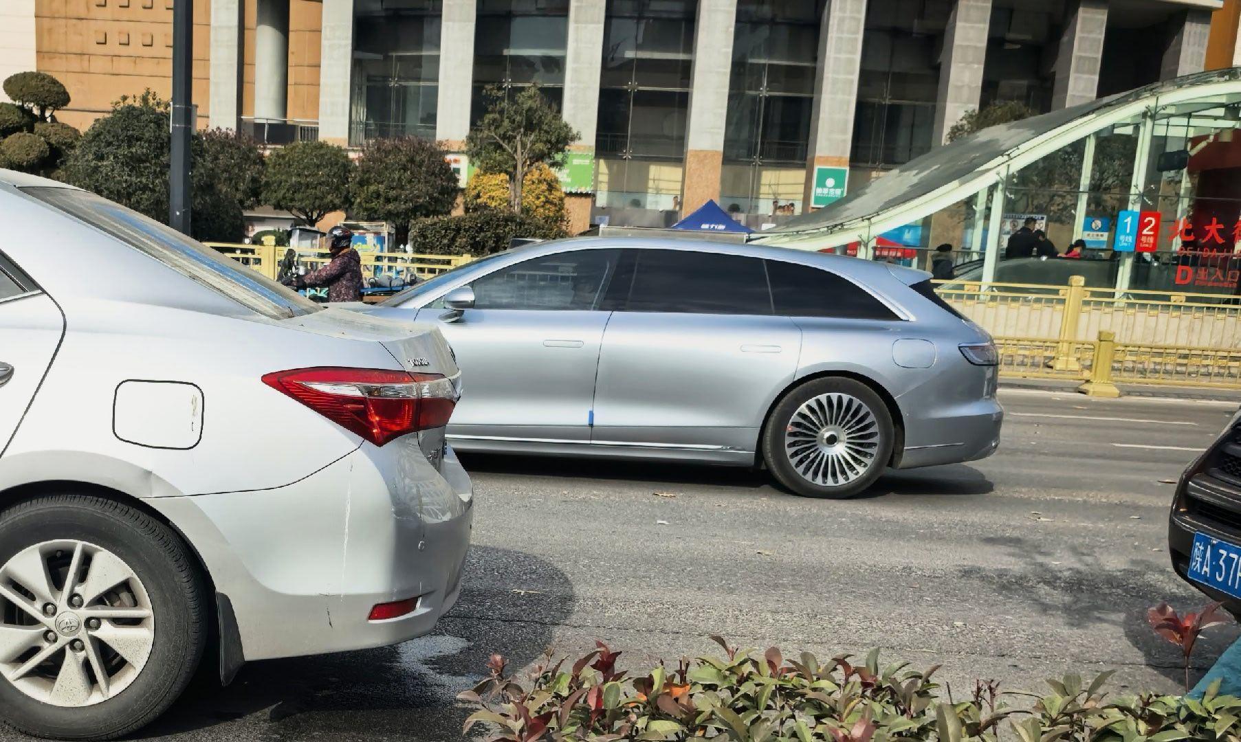 刚才路上碰见一辆银色享界S9T