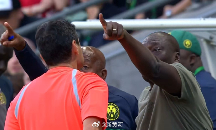 【#喀麦隆主帅被红牌罚下#】 FIFA系列赛第2轮，国足对阵喀麦隆。第57分钟，