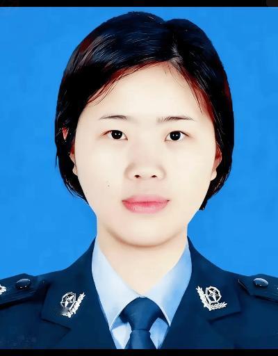 这两天净是些大案子，看得人心里发沉。
但在四川沐川，一位基层女所长的事迹，却像一