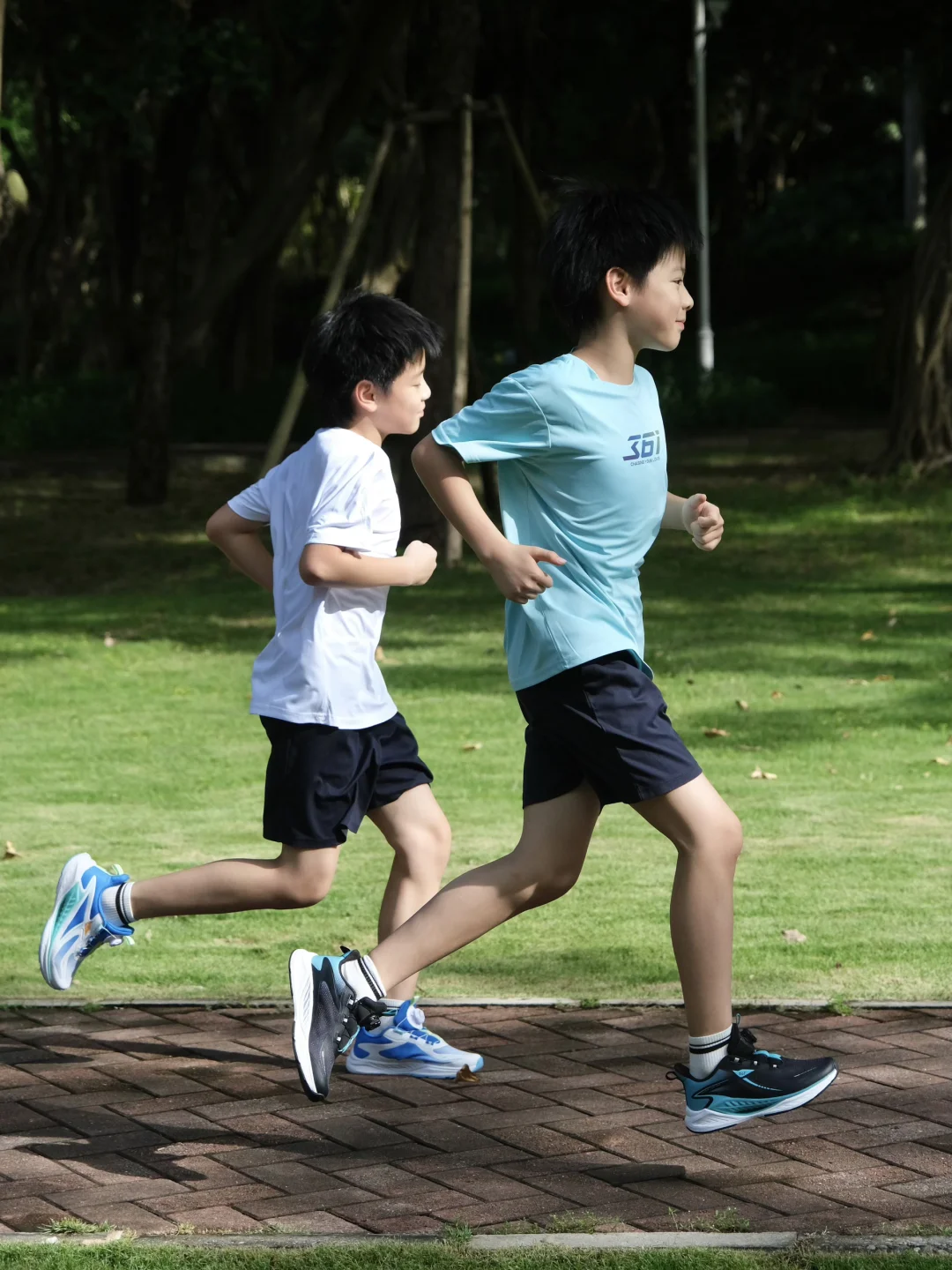 新学期又来啦！看看小孩哥的开学搭子～