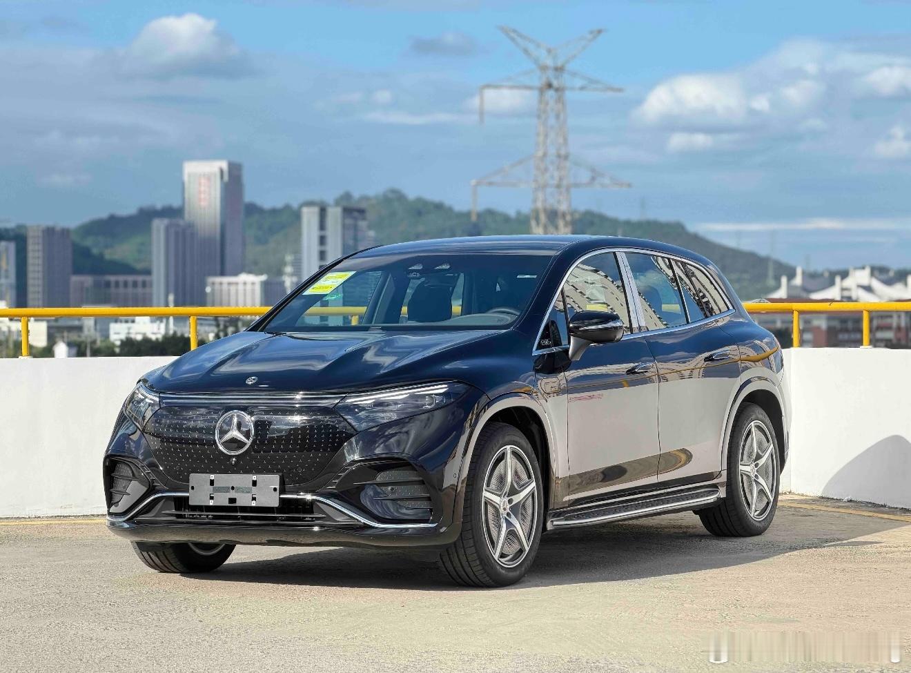 奔驰EQS SUV 后面还有几百台 现在有一台 选装柏林 通风的39.5万 裸车