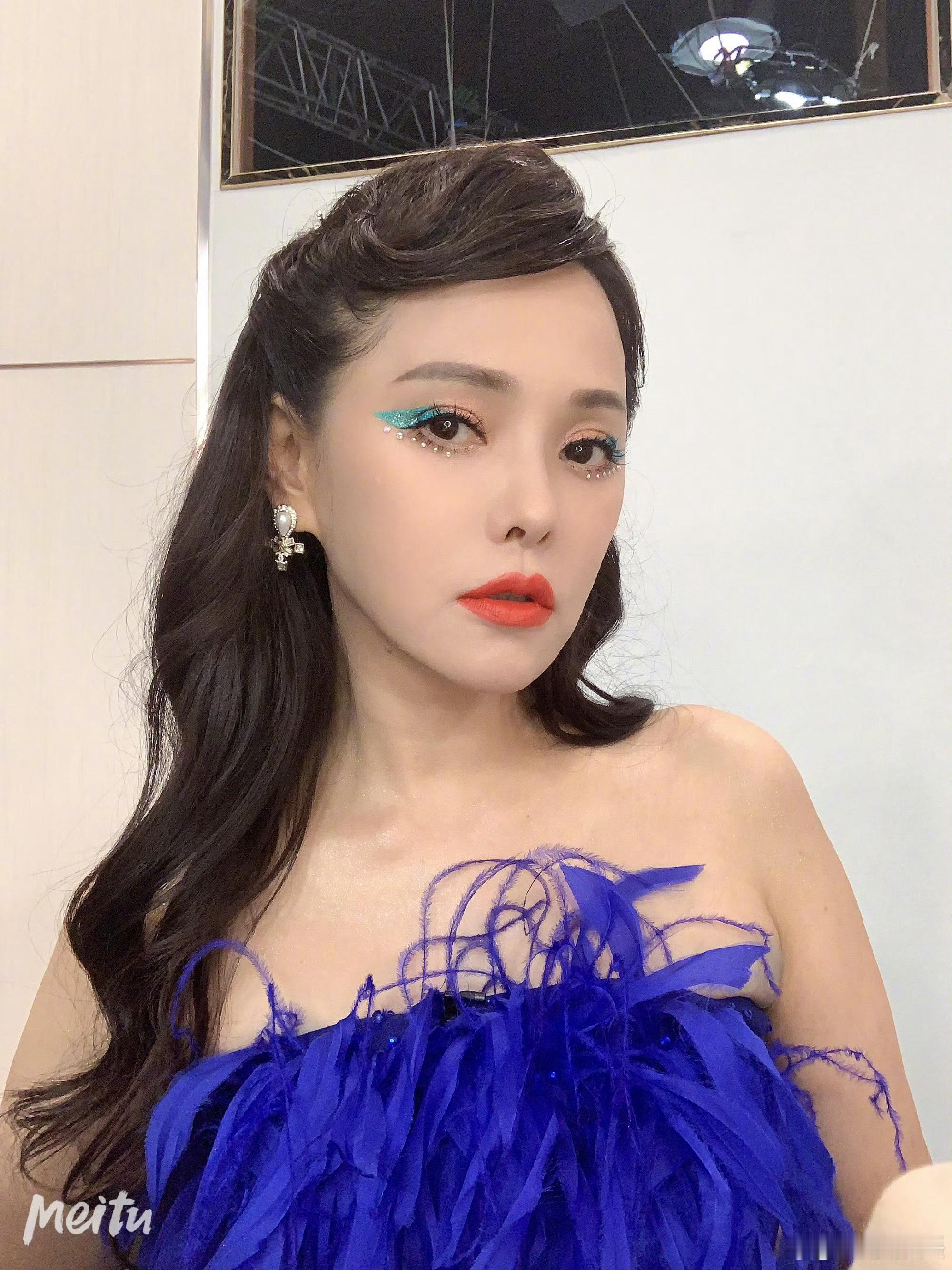 伊能静自黑伊能静复刻教黄圣依唱歌伊能静真的太玩得起、太敢自 黑了！😂 直面当年