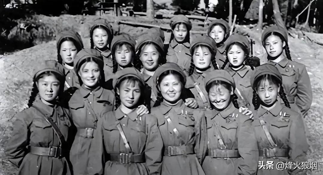 1954年，十万女兵脱下军装。这事儿现在翻史料，就那么几行字。但每一行字背后，都