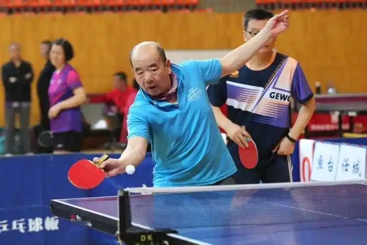 老年人身体健康是绝大多数人所关注的，健身是许多人追求长寿的目标，跑步、打乒乓球、