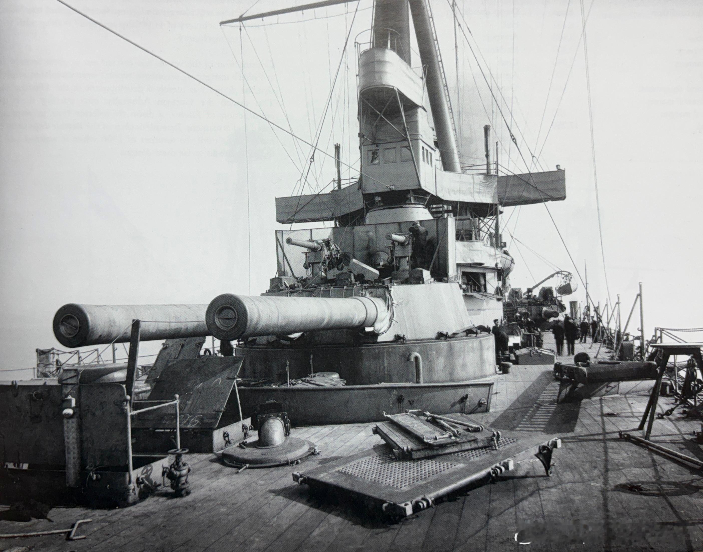1908年HMS Inflexible不屈号在约翰·布朗造船厂舾装。从艏楼处可见