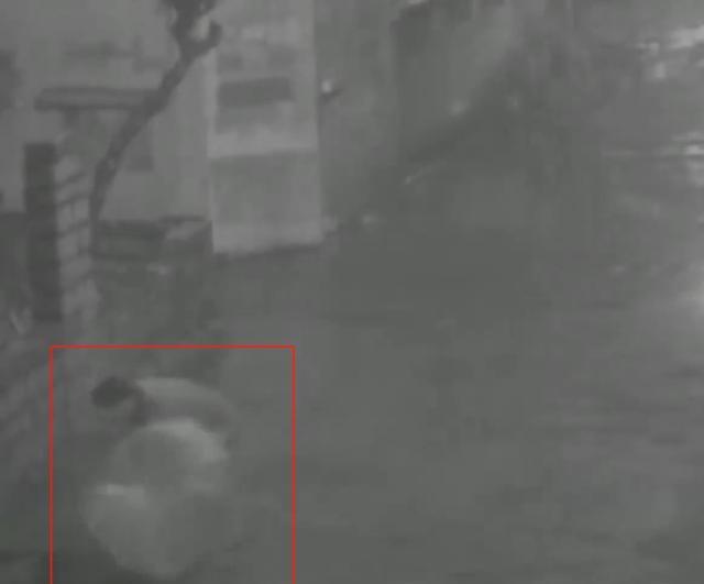 2013年冬天，1米5高的湖南富婆，被朋友硬生生塞入3米高的下水道。她把衣服逐一