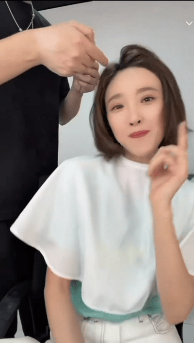 唐艺昕一口气唱了在浪姐的所有歌曲 唐艺昕直播清唱浪姐全曲目，这诚意真的没谁了。 