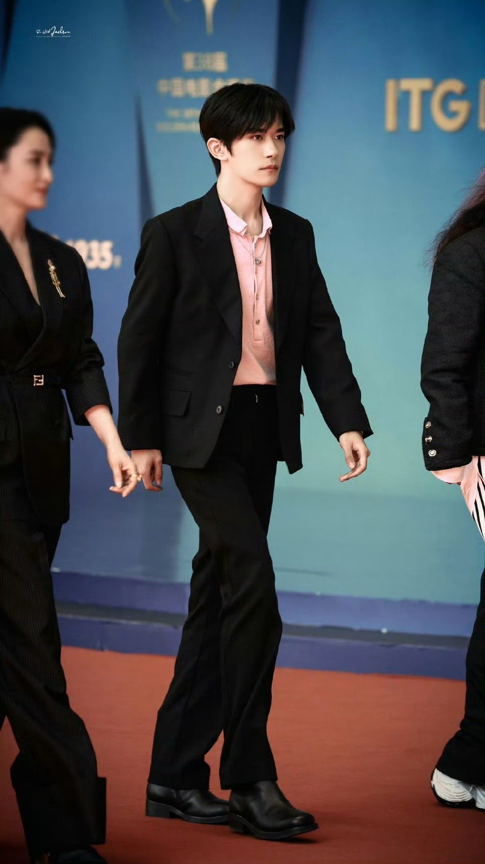 易烊千玺亮相表彰现场～ 