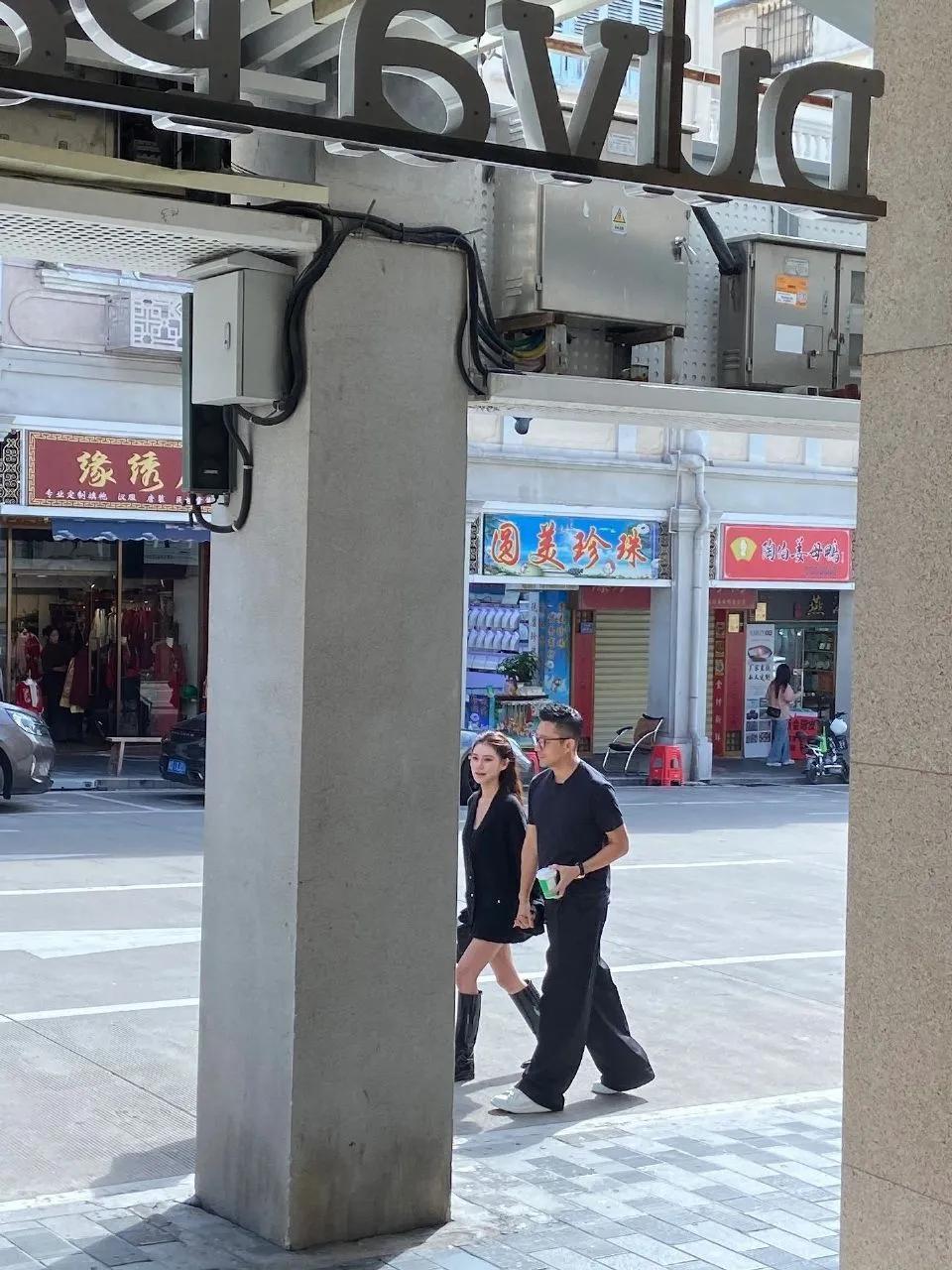 汪小菲和马筱梅压马路被偶遇，对比大s，马筱梅确实更拉好感，整天跟着汪小菲到处直播
