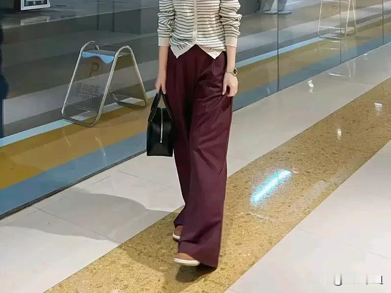 十年前，买了条裤子，因为喜欢。
娃爸说像广场舞大妈，
此次再没有穿过。

十年后