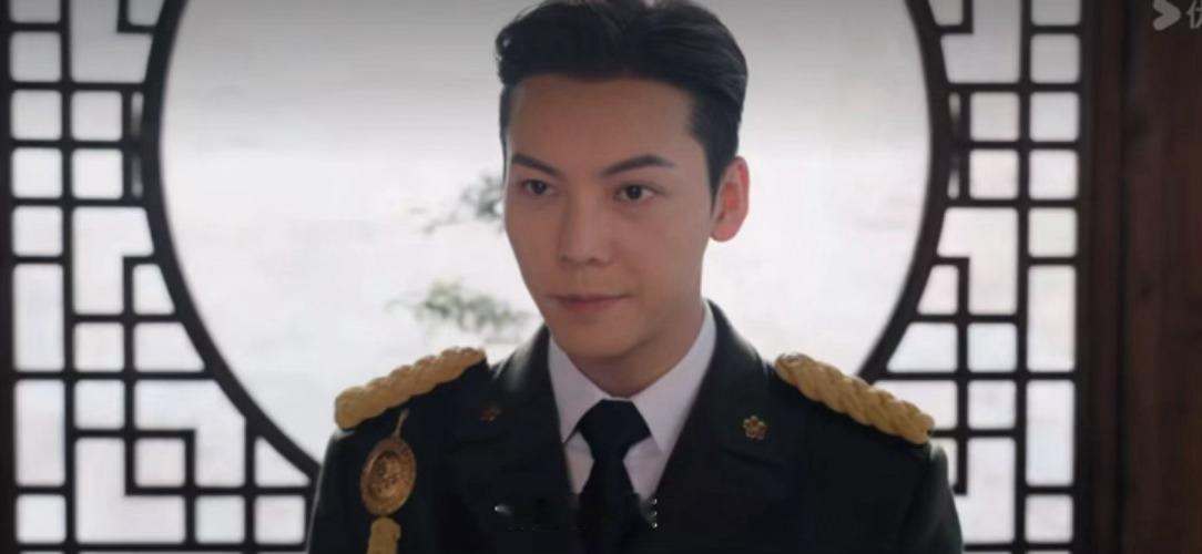 陈伟霆佛爷出场好有压迫感 军装一穿气场全开，陈伟霆从雨夜里走出来的那一刻压抑的氛