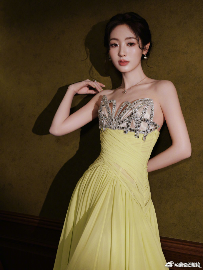 邢菲正剧脸终于有人说邢菲是正剧脸了！她的脸真的太舒展太干净了，没有多余的锐角，气