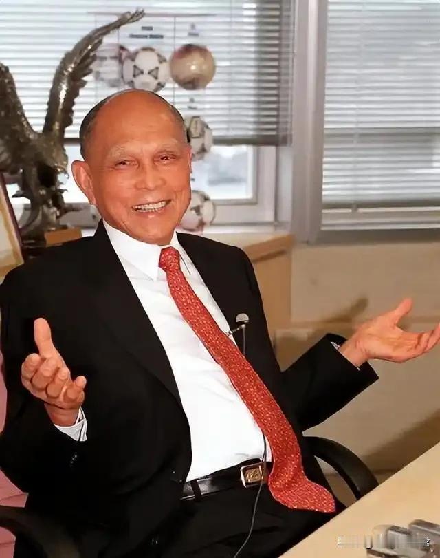 1950年霍英东运志愿军年霍英东运志愿军物资遇海盗：枪口下的抉择，藏着华人的家国