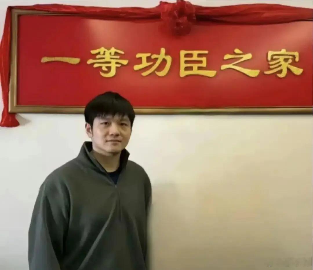 樊振东缺席乒超联赛最近有媒体报道樊振东是外协，这纯粹是胡说八道，郑重声明 ：樊振