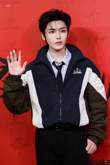 侯明昊直播 侯明昊直播里怼脸镜头都扛得住！皮肤透亮得像剥了壳的鸡蛋，笑起来还有小