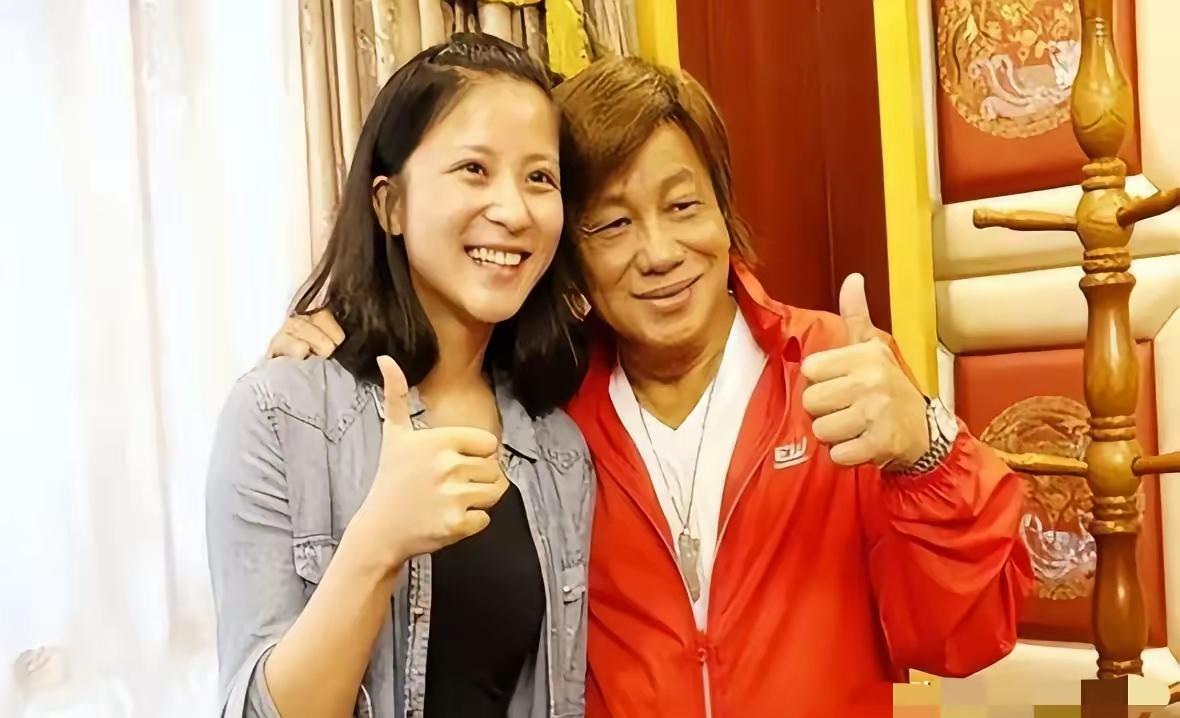 梁小龙走后，57岁妻子宋骧的三十年坚守

梁小龙与妻子宋骧地铁小憩的照片，成为两