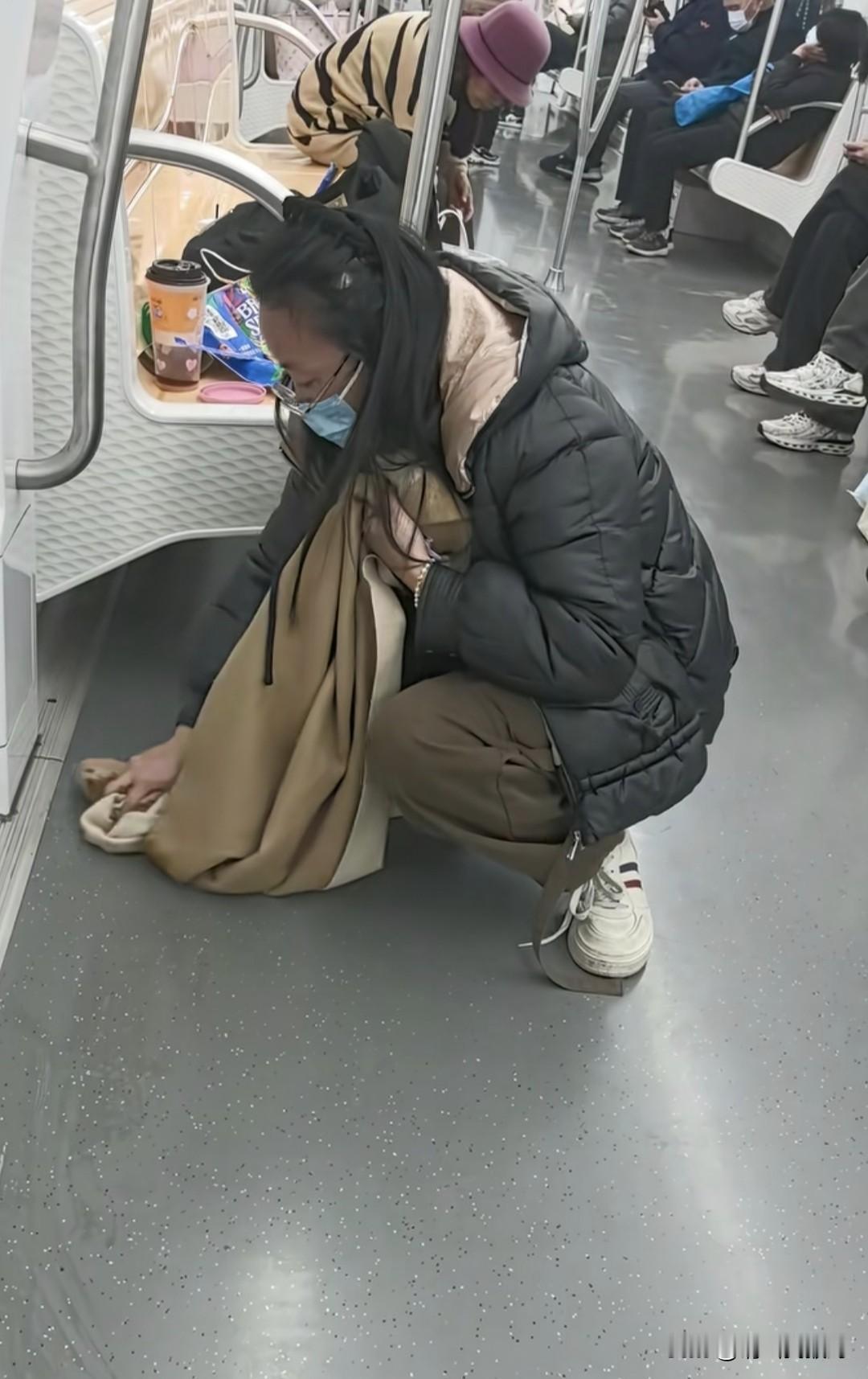 近日，昆山地铁上一女子用围巾擦拭地上的污渍登上热搜，大家在赞美她的素质的同时，不