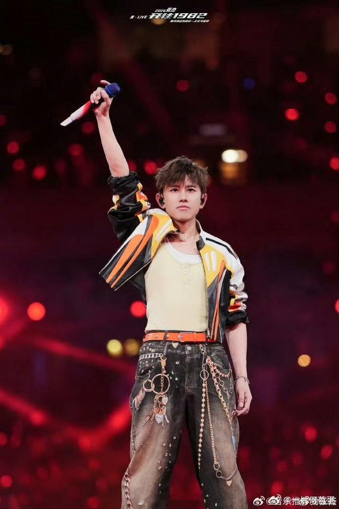 张杰别抽他了抽我张杰现场抽观众上舞台羡慕已经说累了，只希望下次能有机会被张杰抽中