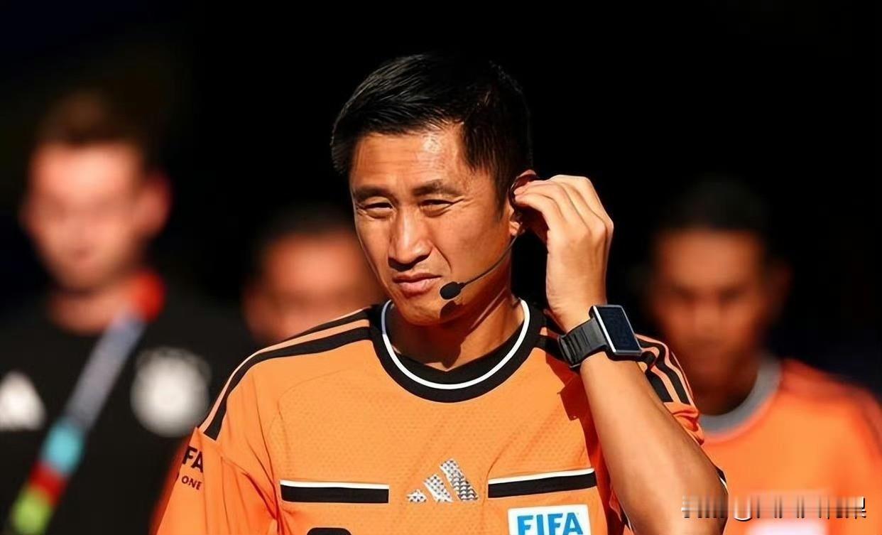 马宁的2026世界杯，停在了小组赛。

7月13日，47岁的中国金哨通过社媒视频