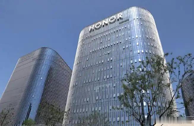 突发：据最新爆料，荣耀将于今年的巴塞罗那移动通讯展上正式推出首款聚焦消费市场的人