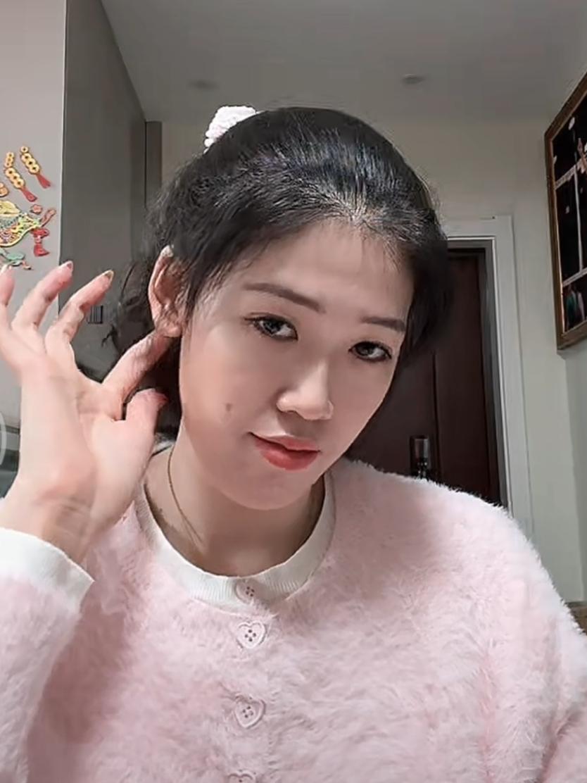 李盈莹今天又在抖音直播了，化了一个美美的妆，和球迷谈了很多日常，其中包括被逼学驾