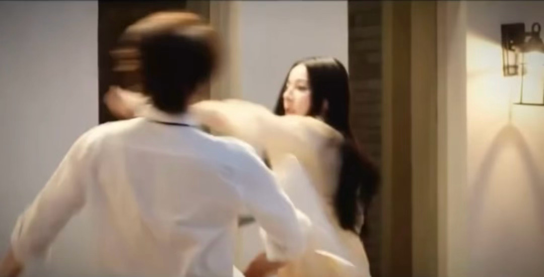 迪丽热巴穿着睡衣打架也打得这么猛啊，感觉香香的