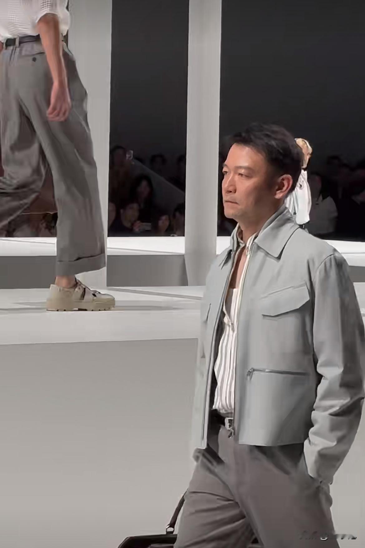 谁能想到，郭帆导演居然登上大秀舞台走秀，而且还是顶尖奢侈品品牌的T台大秀。
还真