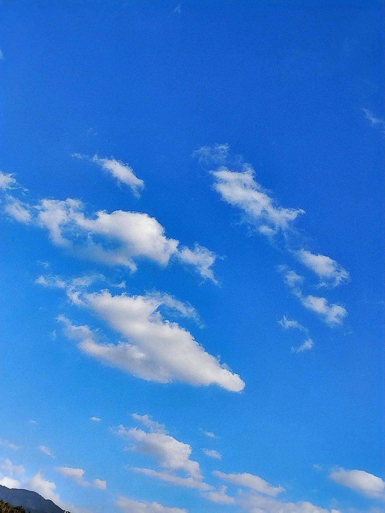 蓝天白云，心旷神怡，大自然的美好尽收眼底。有时候，我会特意在黄昏时分来到空旷的郊