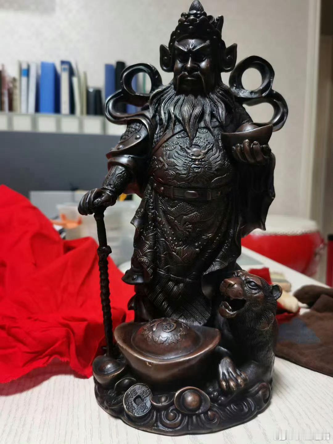 敬财神，就是我们要看得起自己，要看重自己，要把自己当作正人君子，然后去拜财神，财