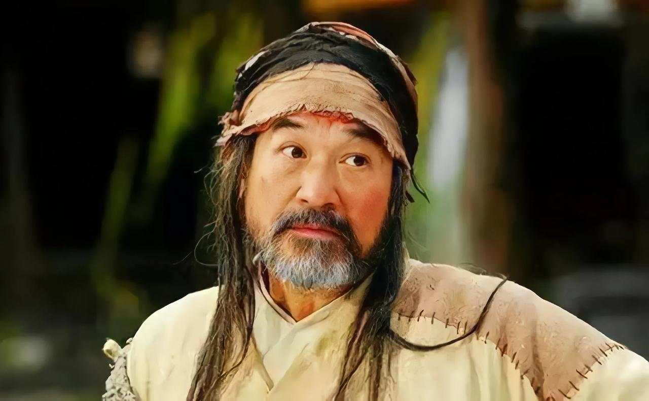 同是五绝高手，按理说洪七公是正常人，而且能成为五绝级高手天赋不用多说。

多年过