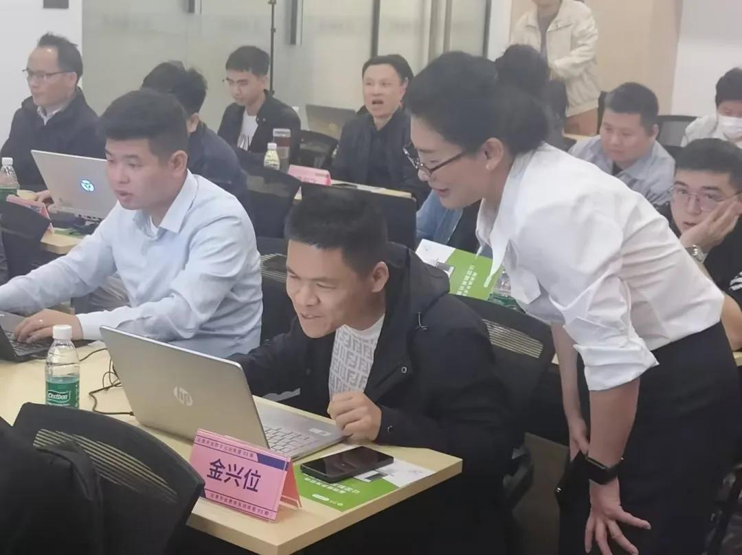 聪明的人已经觉察到今年的软件开发岗不对劲了。

一份2026年的研究发现，初级软