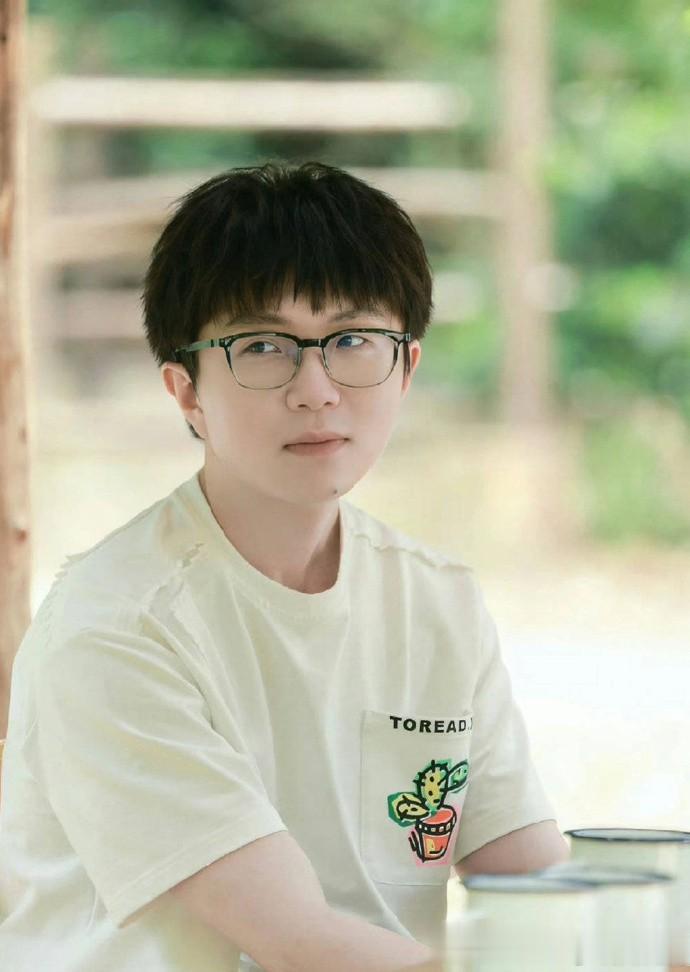 毛不易居然留起刘海了，看上去还不错，像换了一个人。