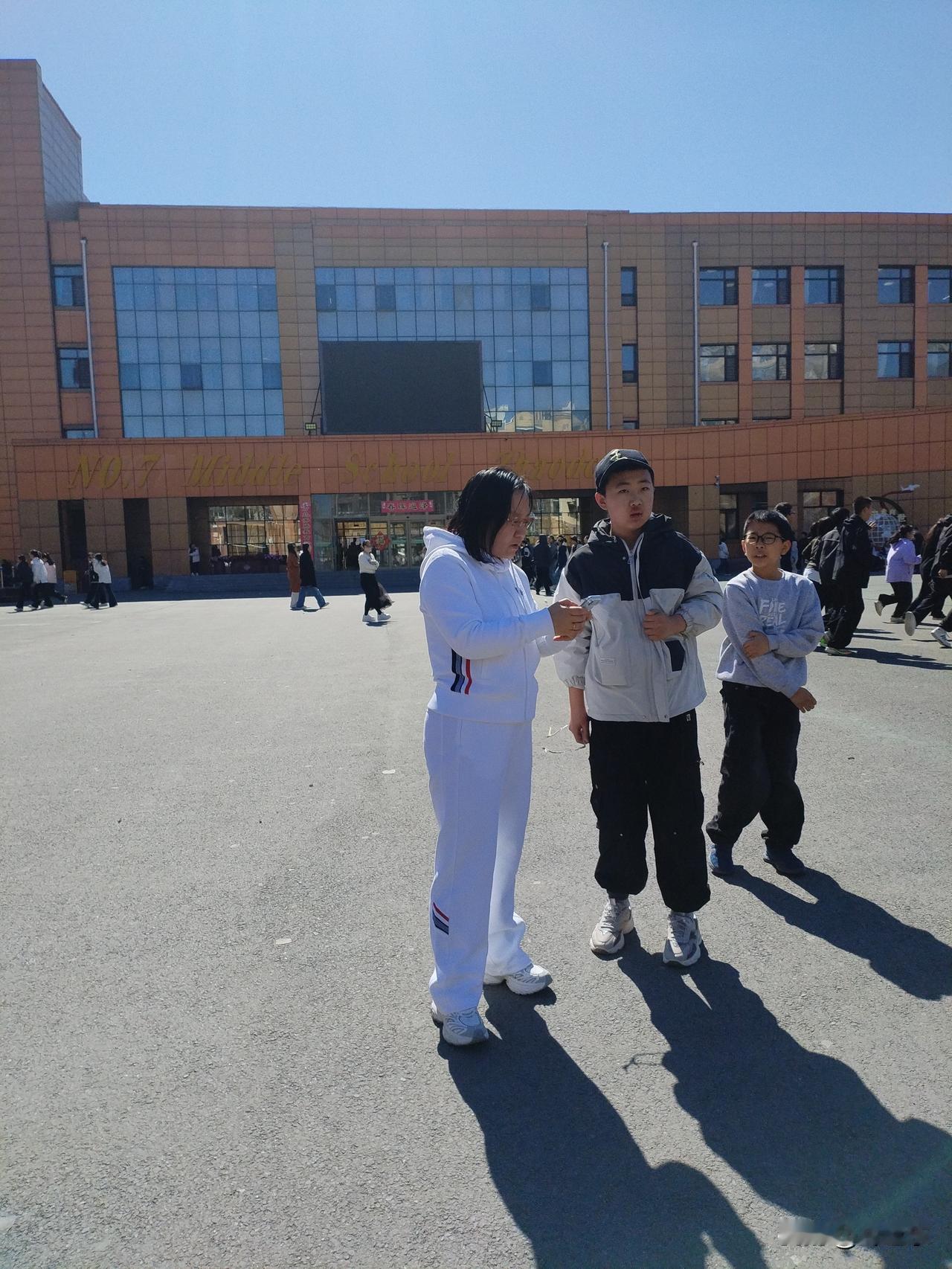 中小学取消重点班，对学生的好处非常显著。
   第一，能让学生享受到公平的待遇。