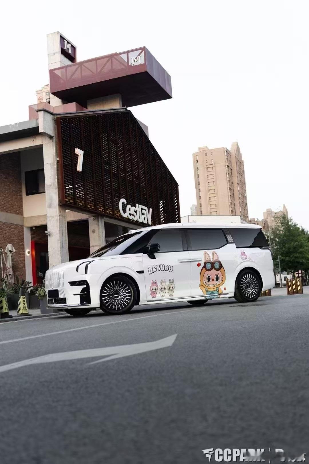 爆火之下，车的周边[坏笑]要么说大为哥挣钱labubu爆火全民拍车 ​​​