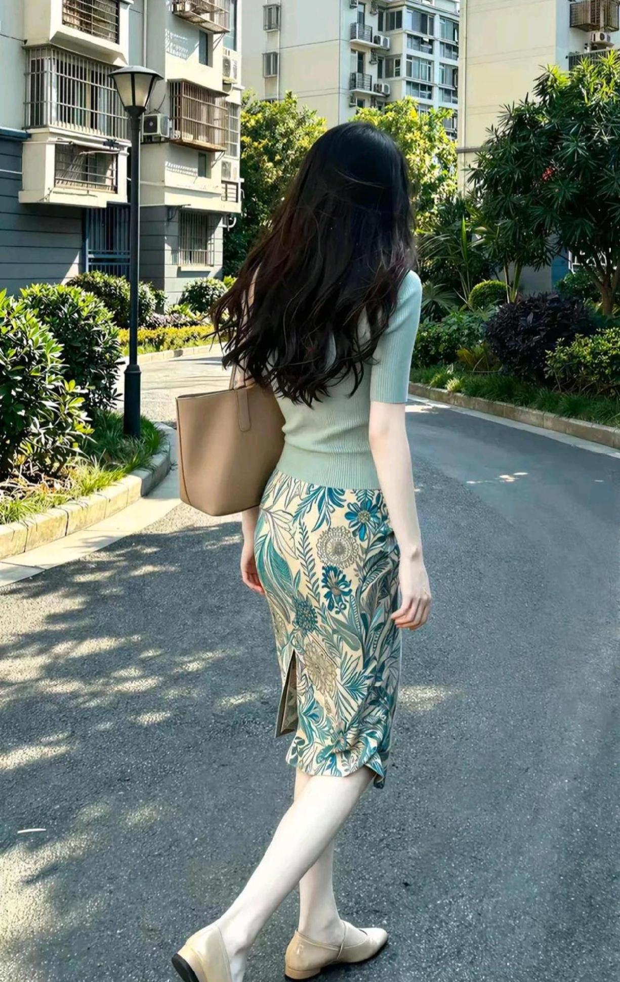 相比之下红润一点的皮肤可能更健康，现在很多女孩子为了美白，一年四季要涂很多化妆品