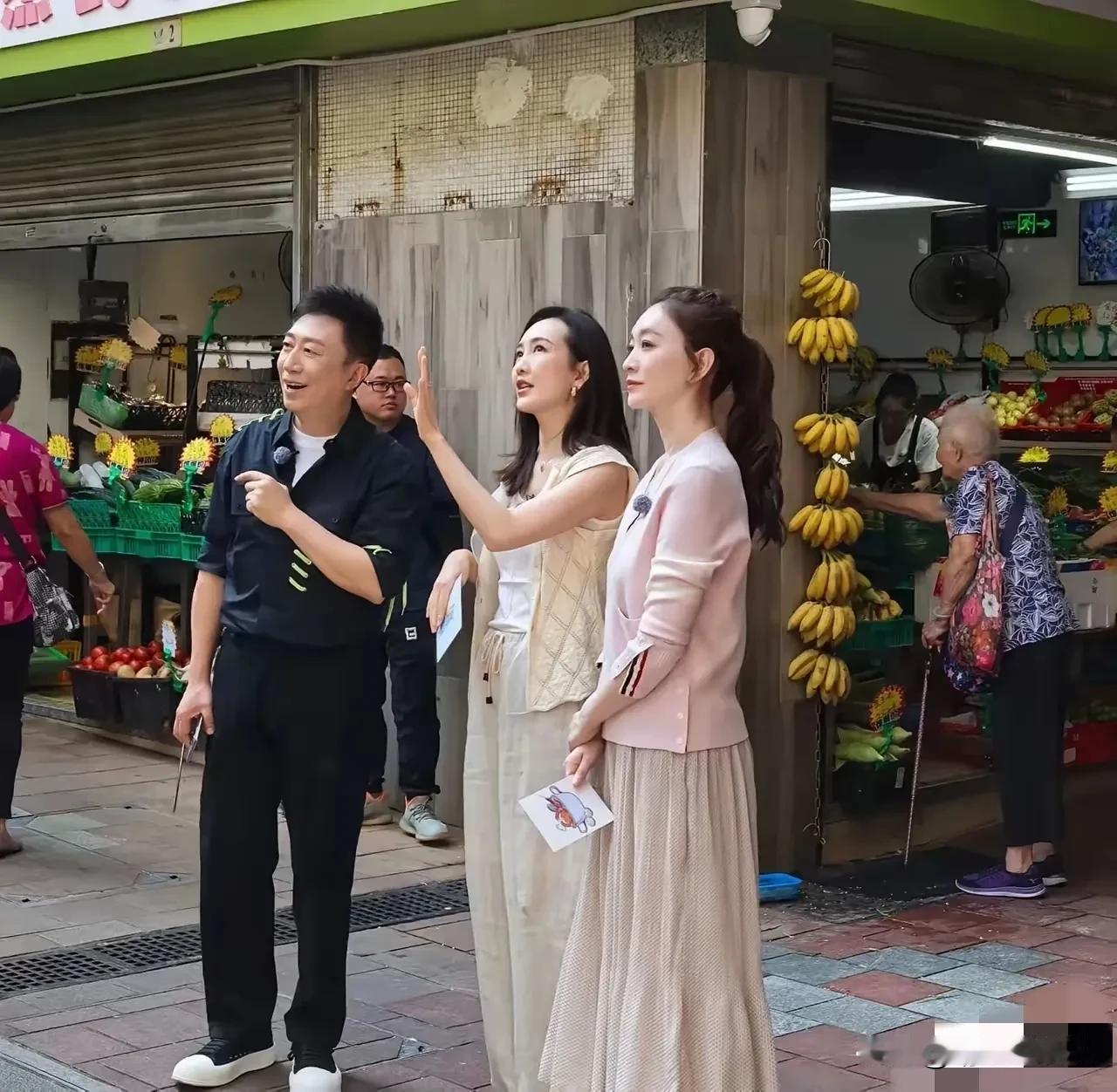 难怪很多男明星看到李小冉动心，
原来她真的白的发光啊，
同行的王鸥已经很白了，