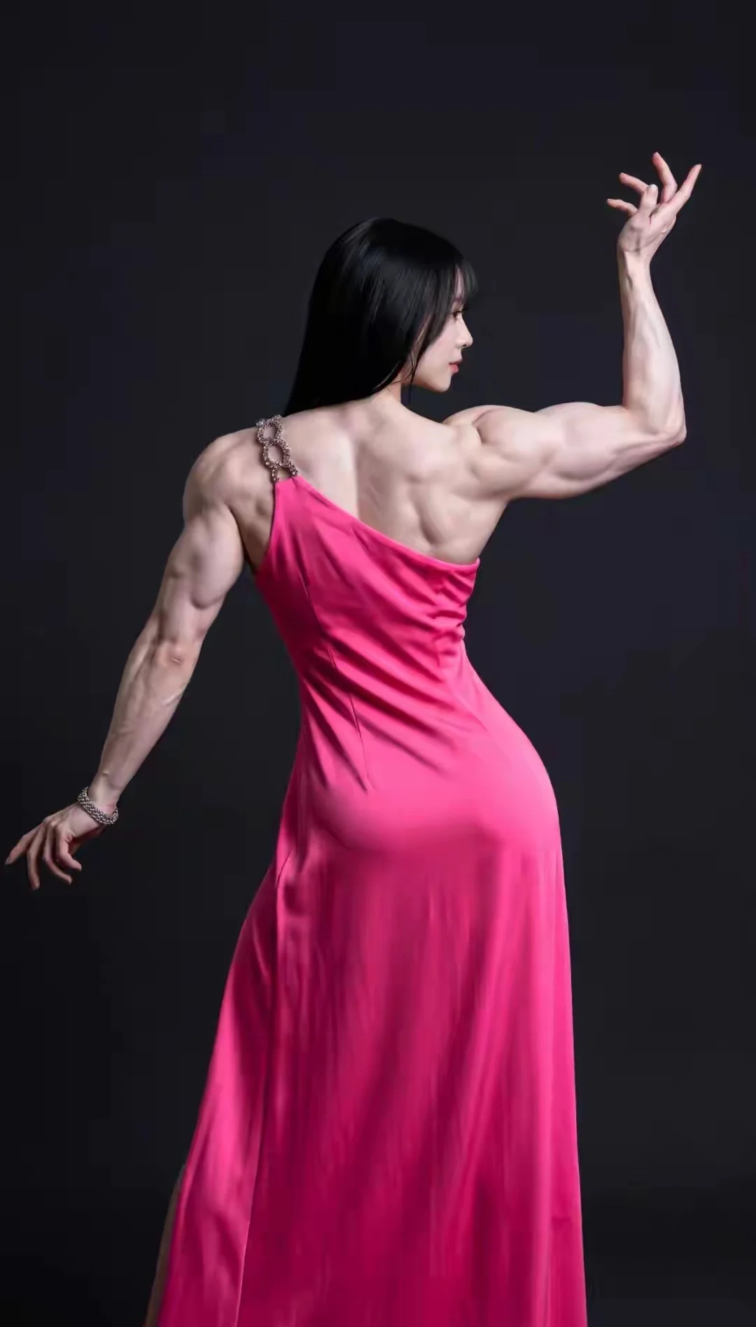 听了个“在AI撺掇下离婚”的故事： 一位女士，五十多了，正在折腾离婚。...