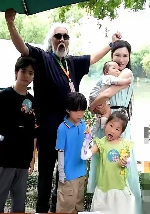 74岁既能领养老金，

    又能拿育儿补贴，

   张纪中这操作真是把人生
