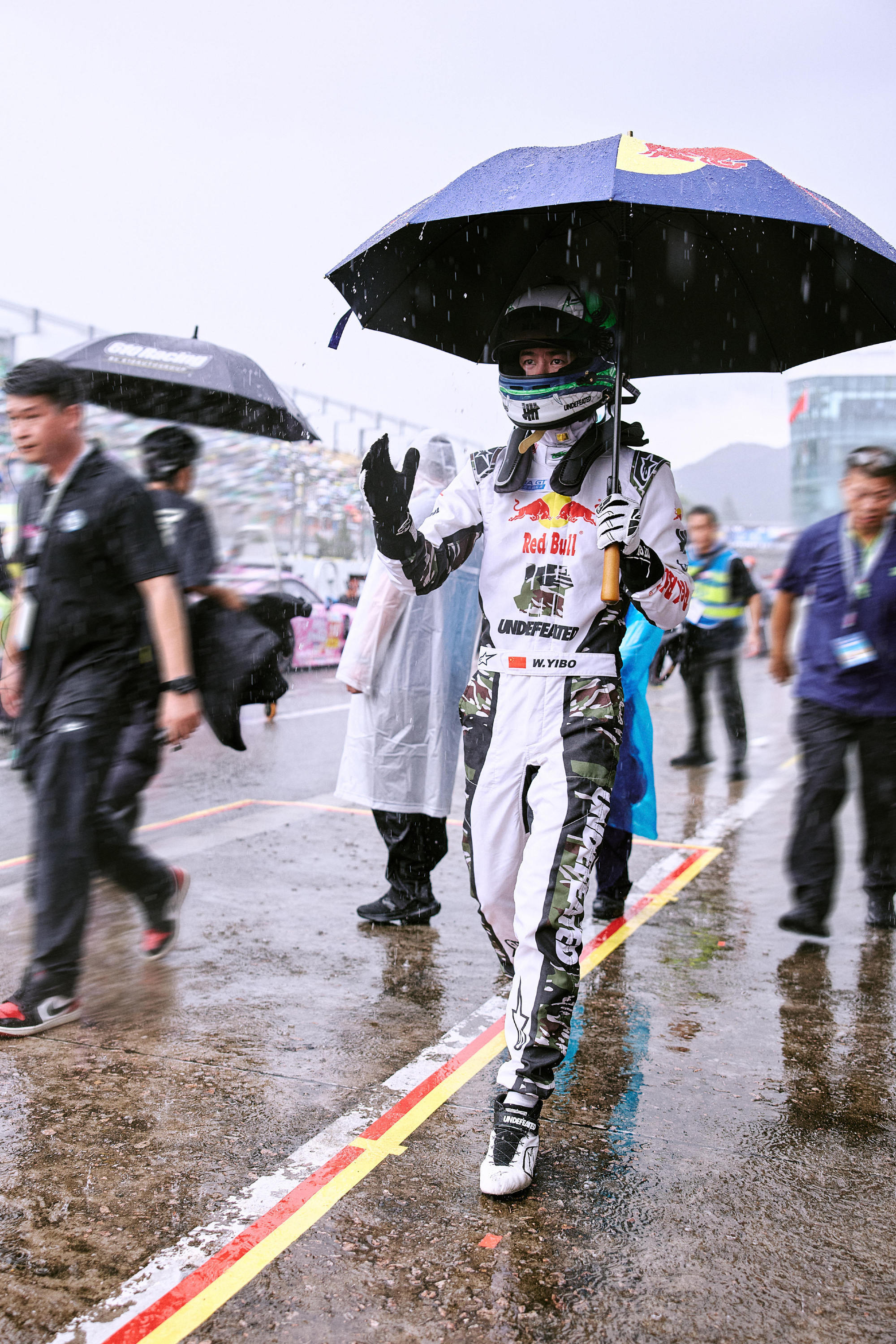 王一博暴雨中零失误超车85号赛车手王一博激进进攻时有决断，大雨来袭立刻放缓节奏稳