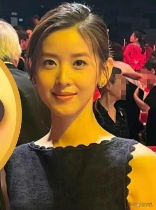 章泽天和郭晶晶同框，在香港文化中心大剧院，参加2025年未来科学大奖颁奖典礼。