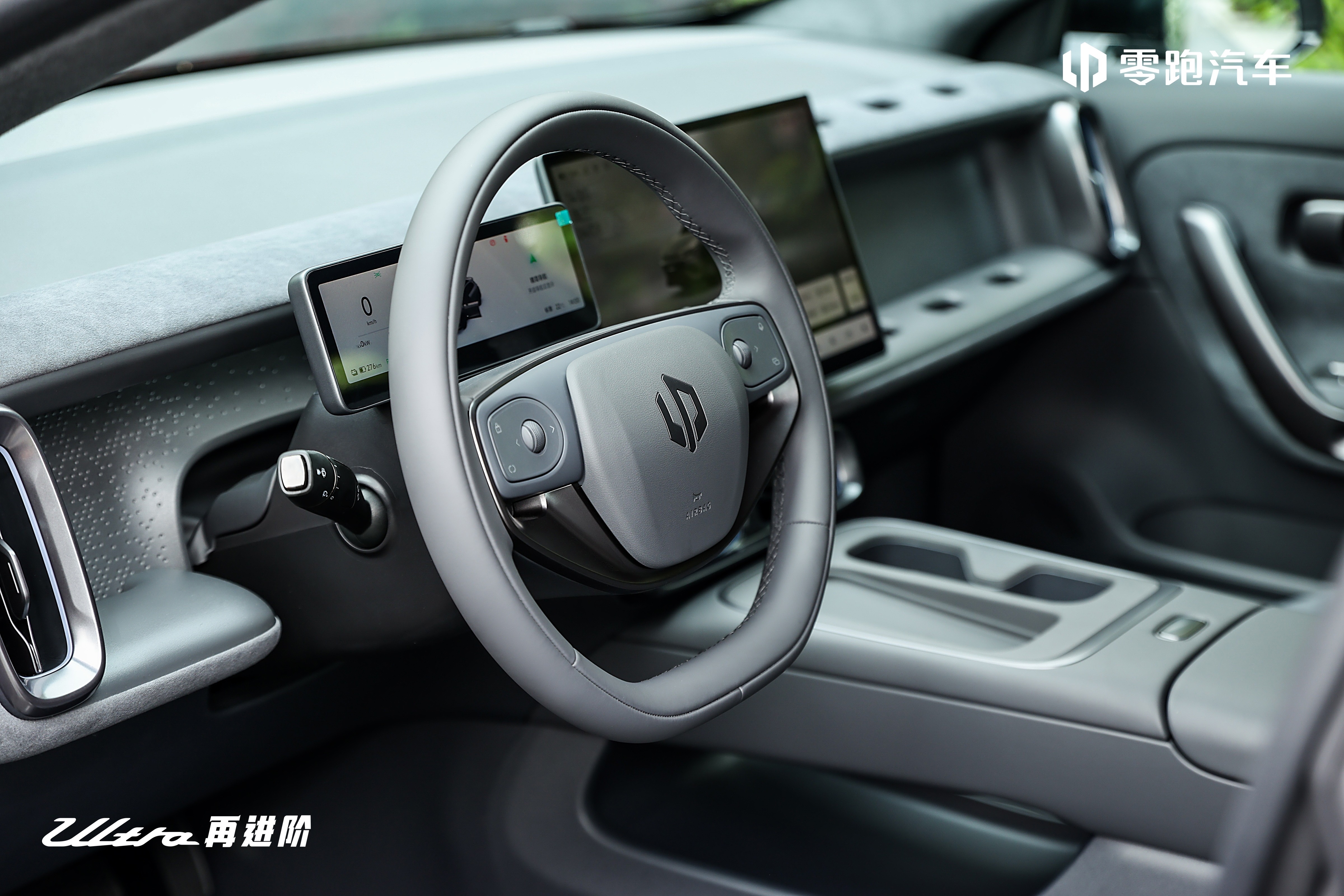 零跑Lafa5Ultra 展车已到店！低趴车身比例，勾勒都市运动姿态贴地飞行，城