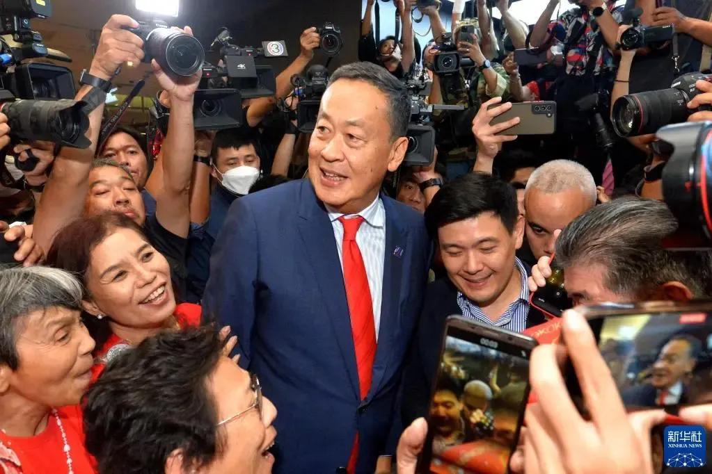 突发！
泰国总理被解职。
这次泰国军方没有像以前那样发动政变推翻民选总理，而是玩