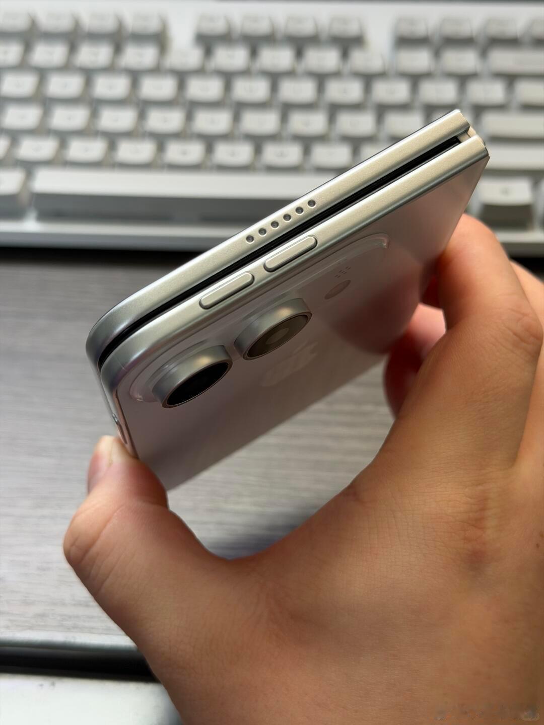 首款折叠iPhoneiPhone 折叠屏看起来不错，首发你会买吗