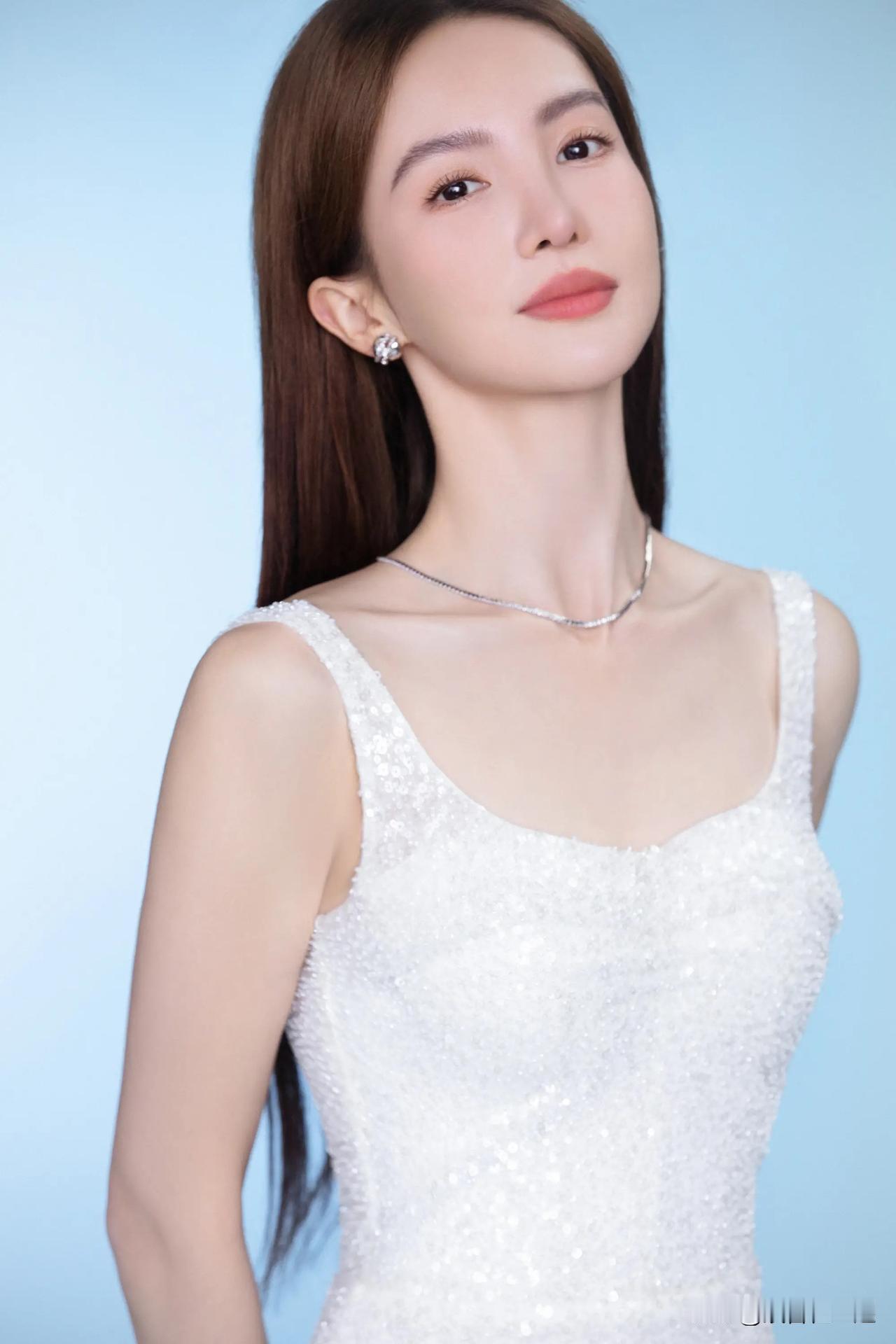 金晨新造型曝光！身着性感吊带白裙，优雅温柔如公主。
1月10日，金晨工作室发布了