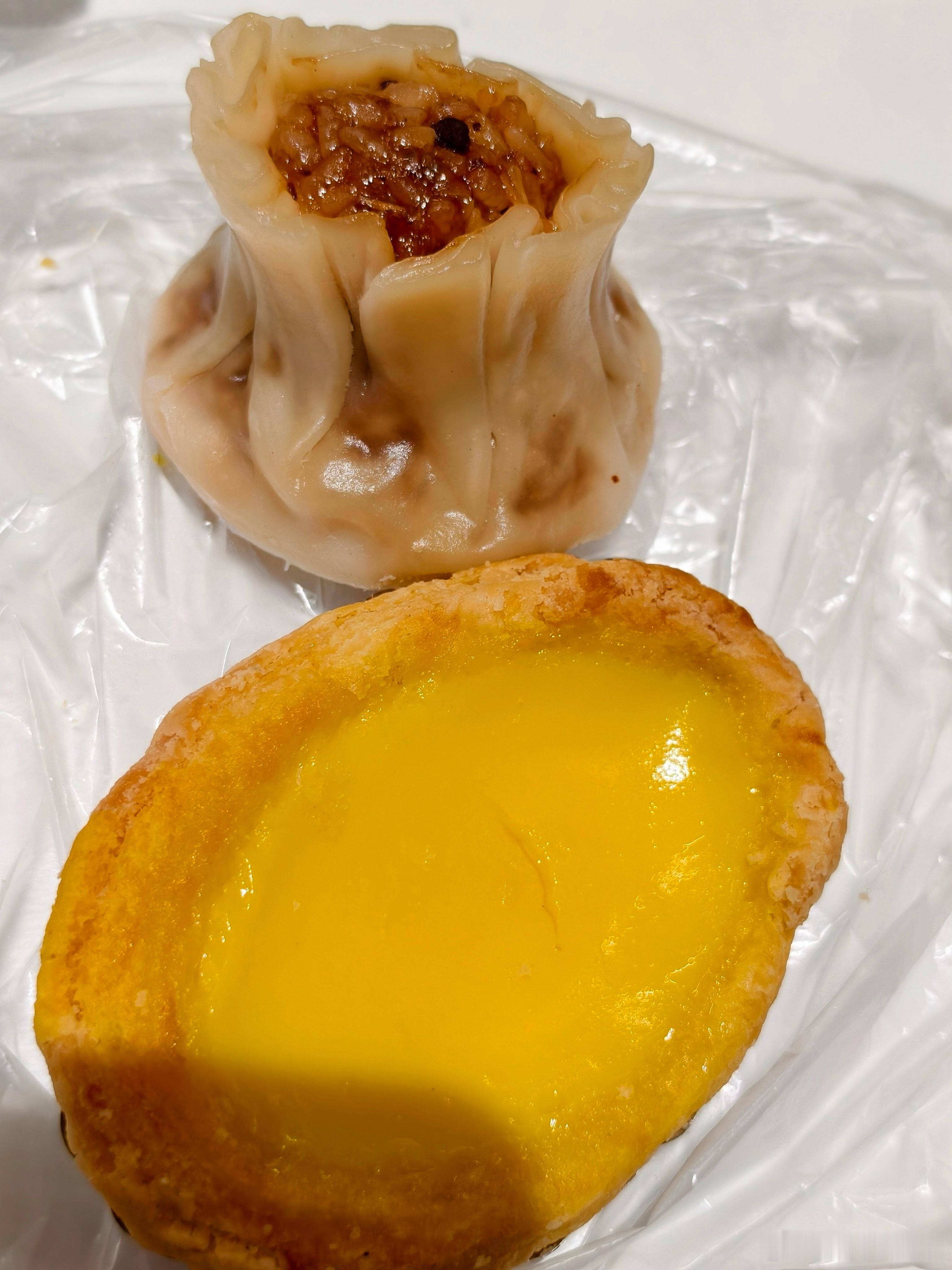 今日份早餐，自制拿铁+烧麦和蛋挞这次买鲜奶时没注意看是0乳糖的，适合喝完拉肚子的