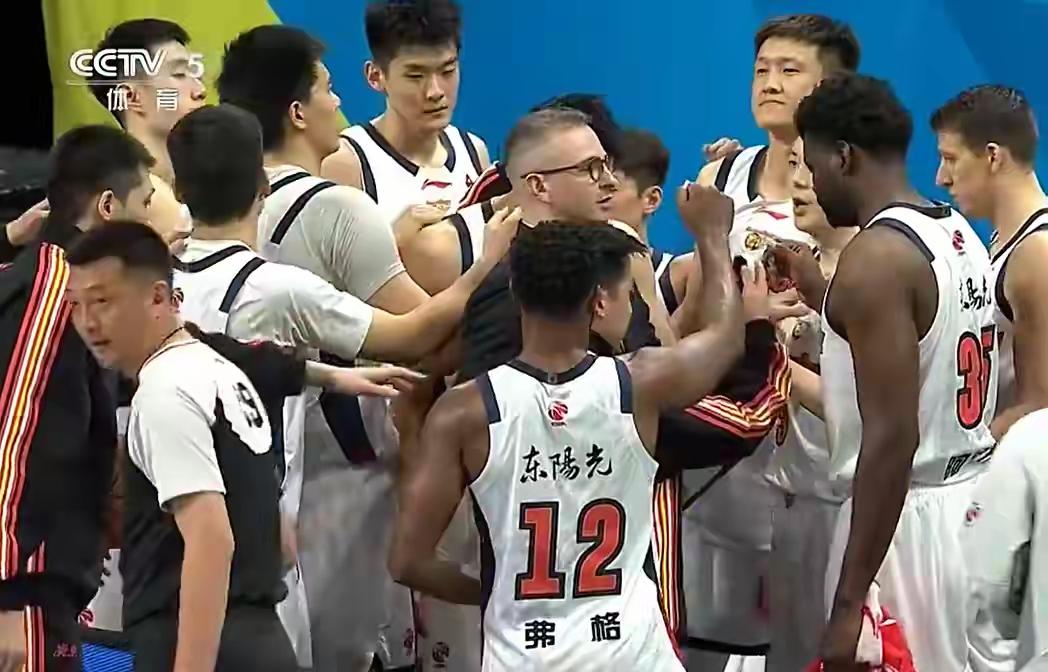 广东球迷发出灵魂拷问，广东男篮两连败，四川男篮两连胜，广东男篮现在能不能打过四川