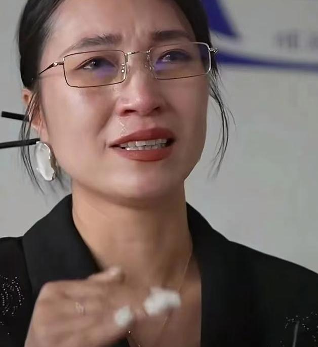 浙江金华龙潭大峡谷，38岁的妈妈为给女儿拍照，脚底打滑，从20米高的悬崖砸进深潭